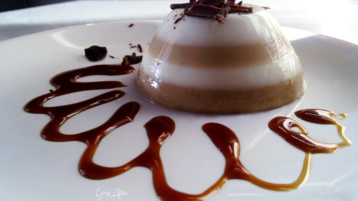 Многослойная панна котта с кусочками шоколада