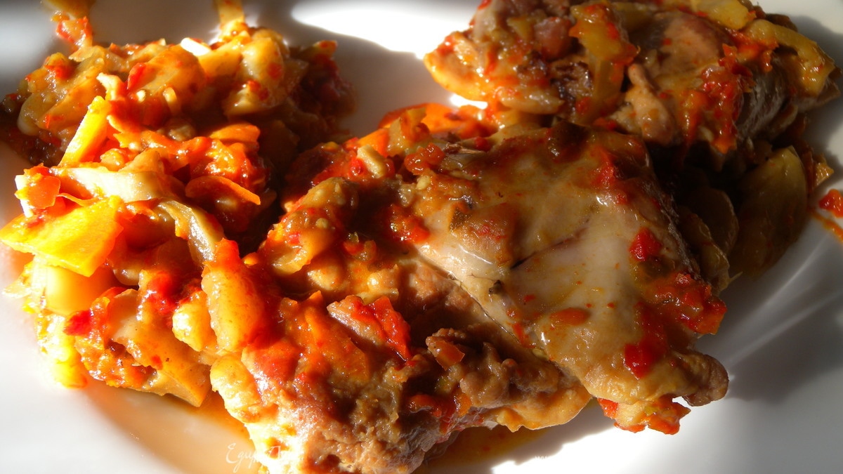 Тушеные куриные бедра с овощами, томатной пастилой и сушеным сладким перцем