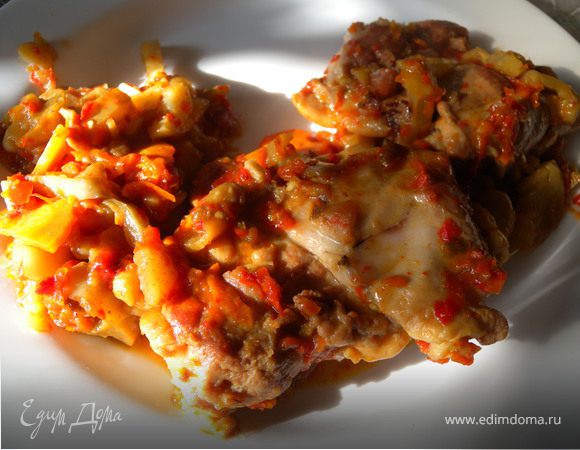 Тушеные куриные бедра  с овощами, томатной пастилой и сушеным сладким перцем