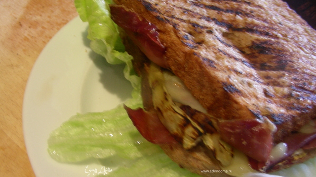 Сэндвич-гриль с баклажаном-гриль, сыром и прошутто