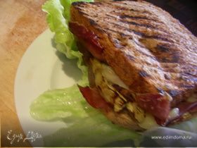 Сэндвич-гриль с баклажаном-гриль, сыром и прошутто