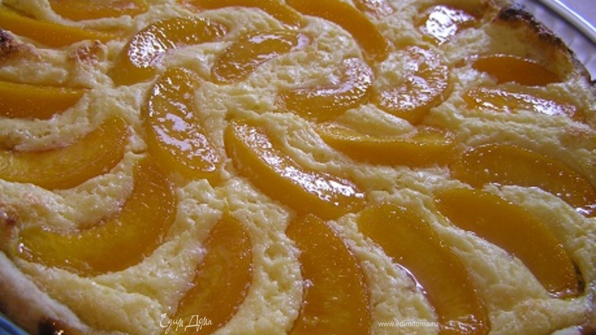 Творожно-лимонный пирог с персиками