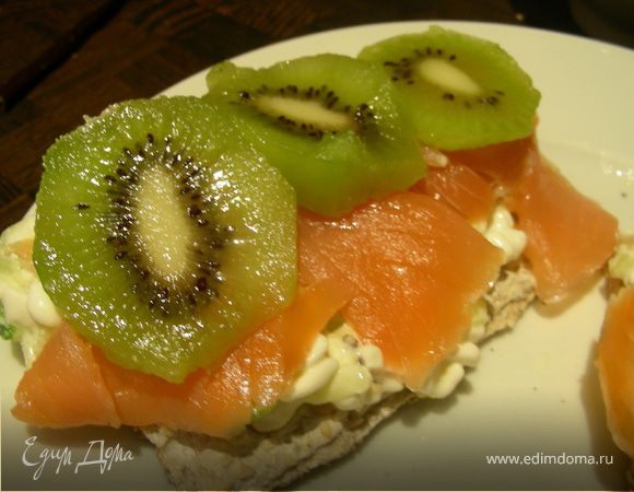 Сэндвичи с копченым лососем и киви Сэндвичи с копченым лососем и киви