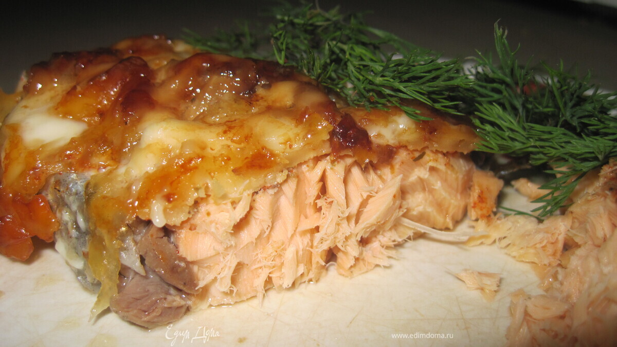 Стейки семги под сыром