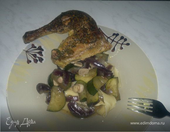 Утиные ножки в панировке из специй + легкая паста с цукини и красным луком