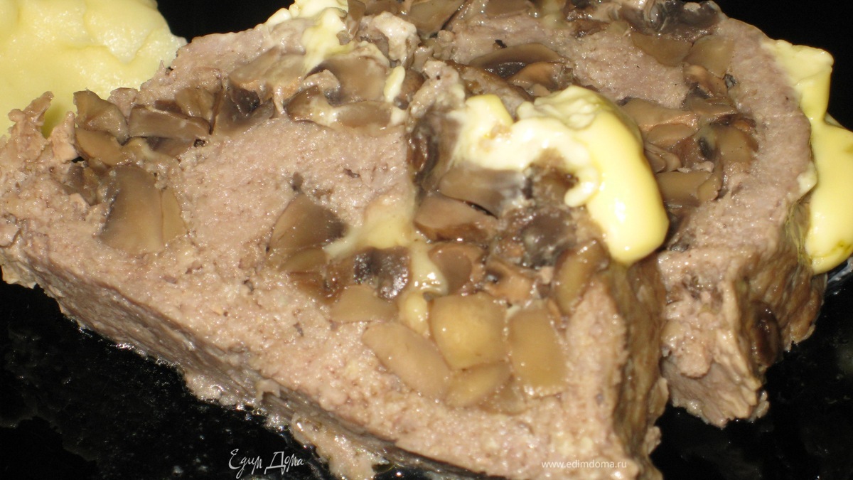 Мясной рулет с грибами и сыром