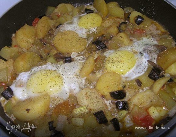 Картофель с шампиньонами и яичницей-глазуньей Картофель с шампиньонами и яичницей-глазуньей