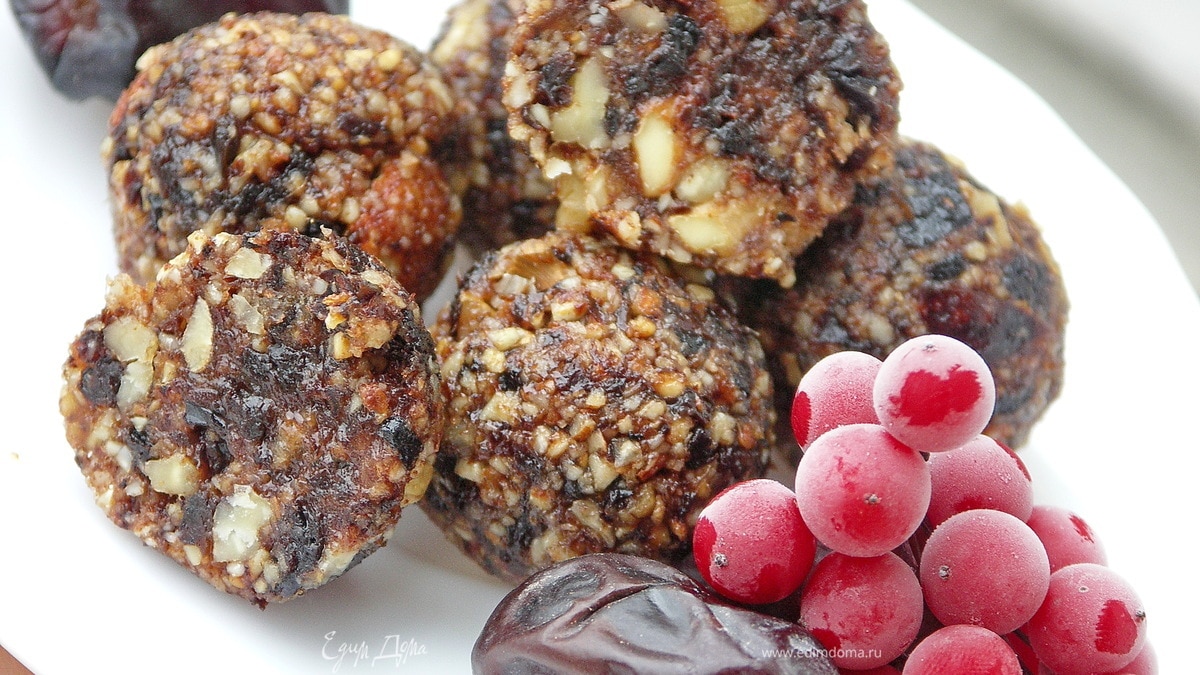 Конфеты из фиников, чернослива, калины и орехов