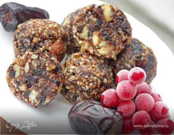 Конфеты из фиников, чернослива, калины и орехов Конфеты из фиников, чернослива, калины и орехов