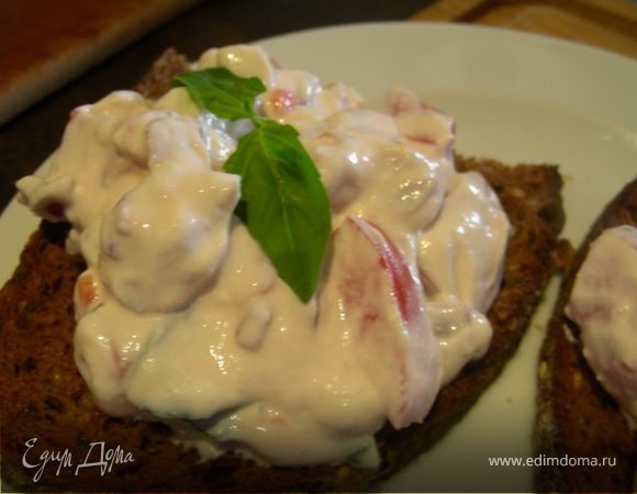 Брускетта с рикоттой, помидорами и базиликом