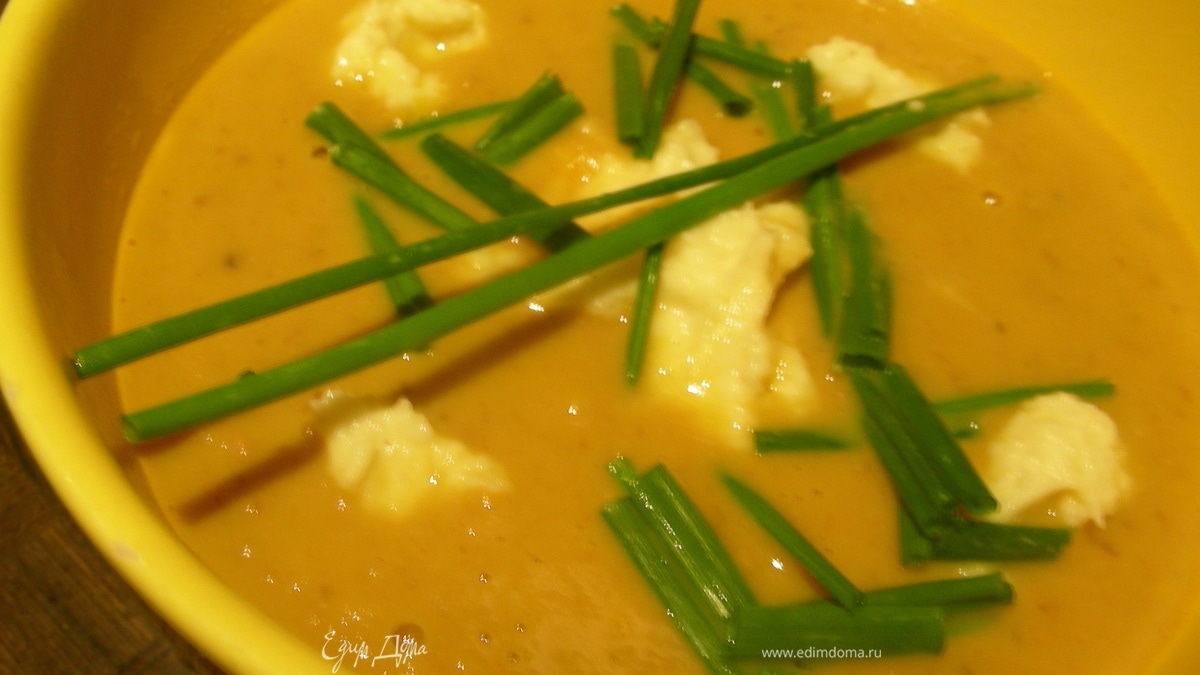 Нежный крем-суп из каштанов с  красным вином и пюре из сельдерея