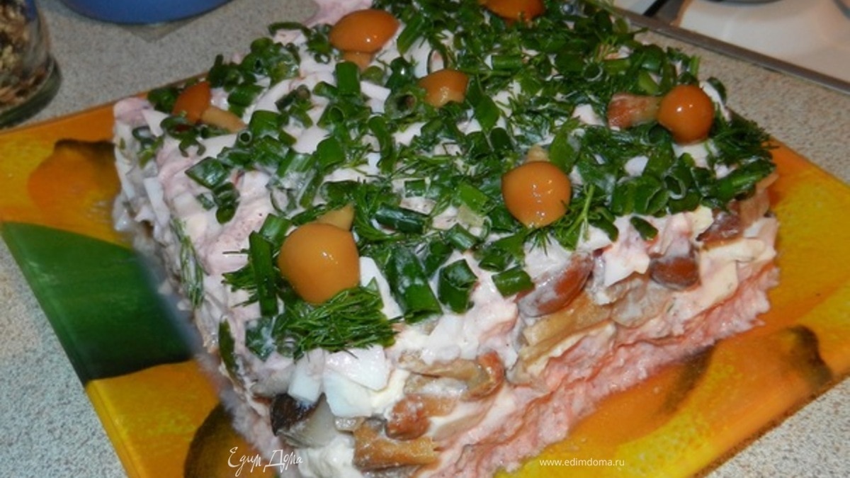 Салат с красной рыбой и грибами