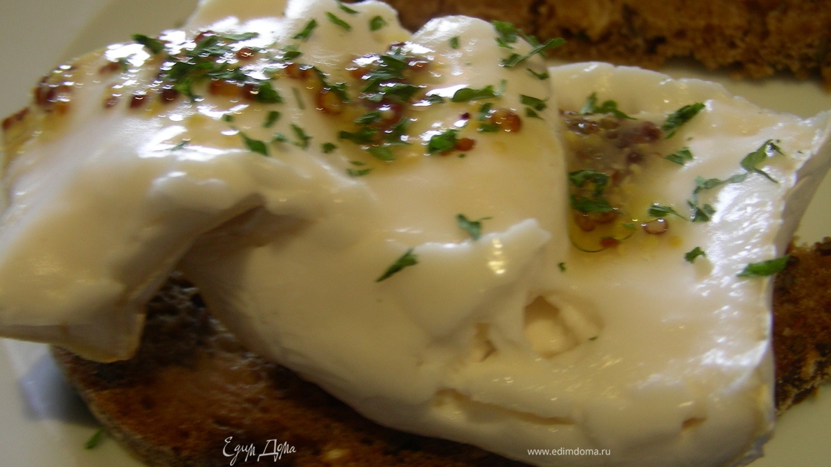 Брускетта с теплым козьим сыром и уксусно-горчичной заправкой