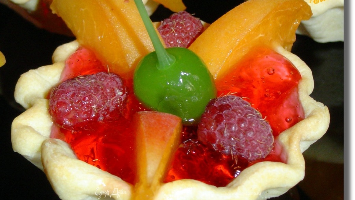 Корзиночки «Фрукты в малиновом желе»