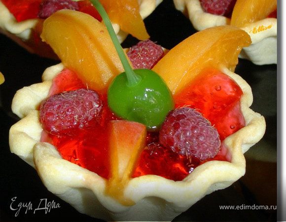 Корзиночки «Фрукты в малиновом желе» Корзиночки «Фрукты в малиновом желе»