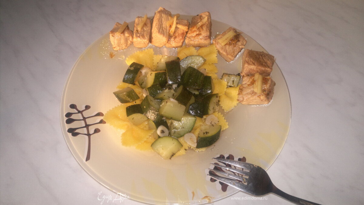 Кисло-сладкая свиная корейка с яичными спагетти и острым цукини