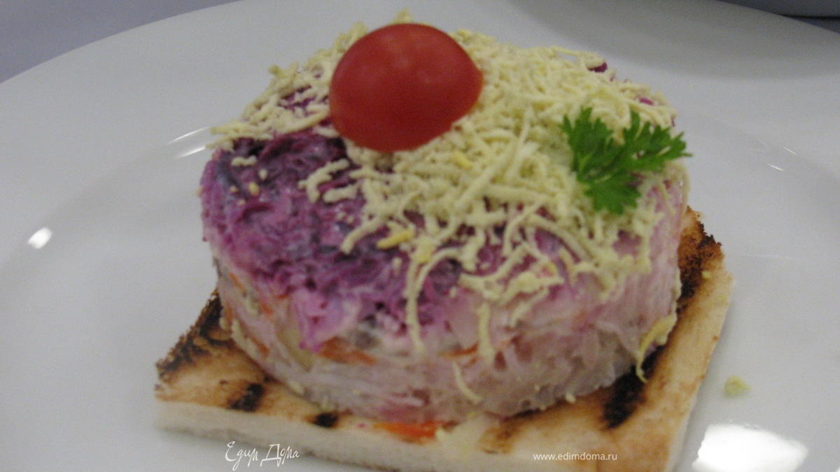 Селёдка под шубой на тосте.