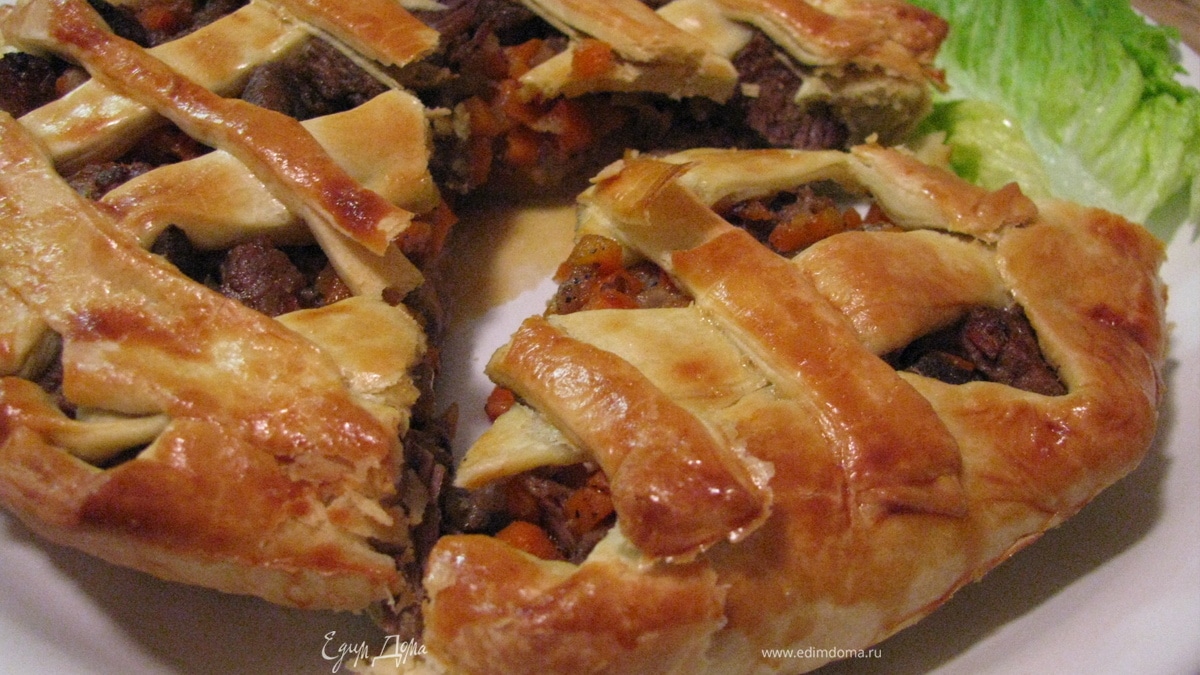 Пирог из ягнятины, тушенной с морковью