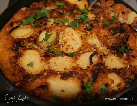 Тортилья с купатами, луком и картофелем Тортилья с купатами, луком и картофелем