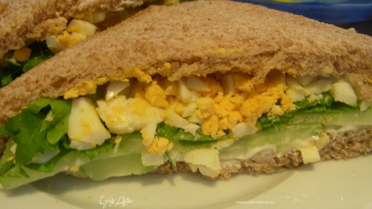 Английский сэндвич с яйцом, огурцом и руколой