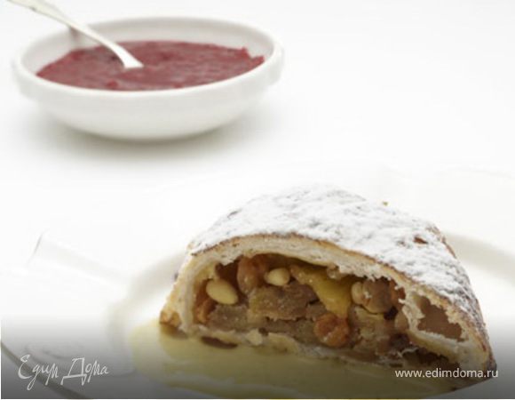 Яблочный штрудель с ванильным соусом и малиновым джемом 