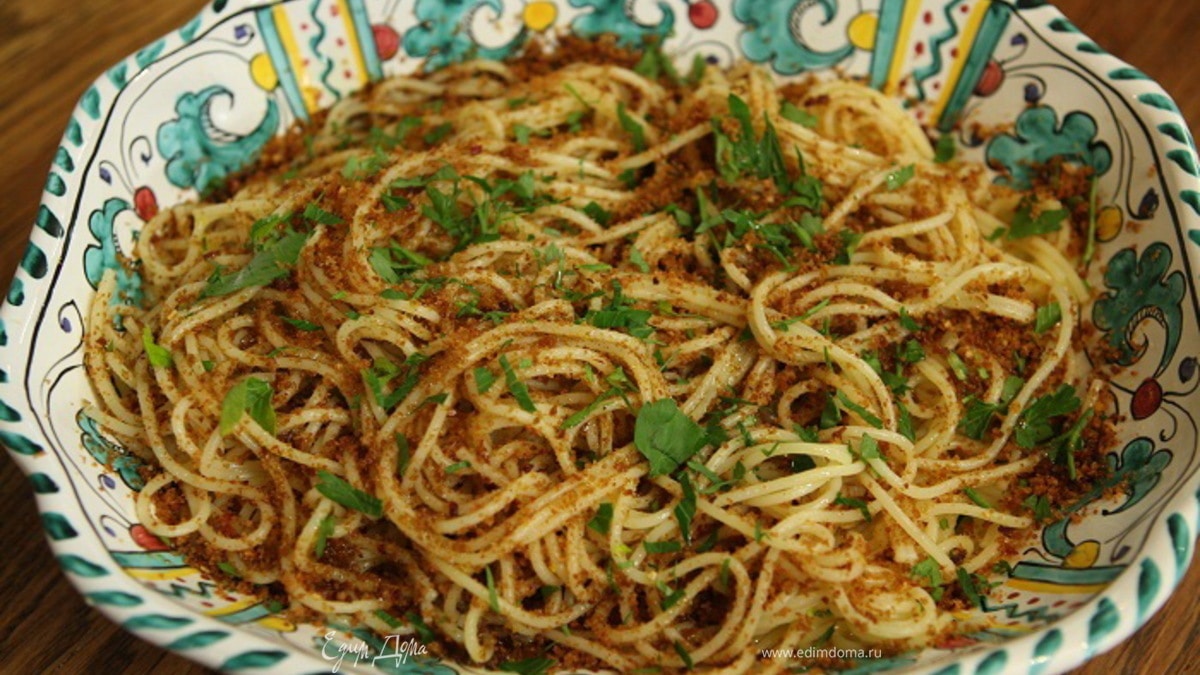 Спагетти с сушеными помидорами, чесноком и сухарной крошкой