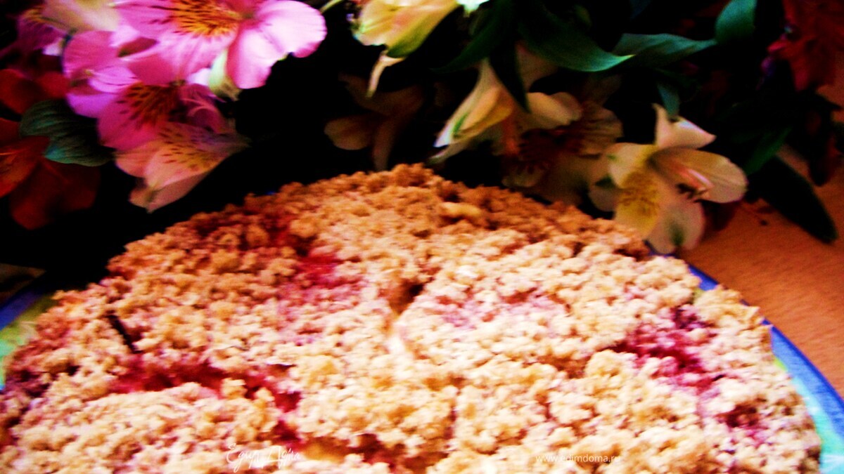 Овсяный пирог с творогом и клубникой