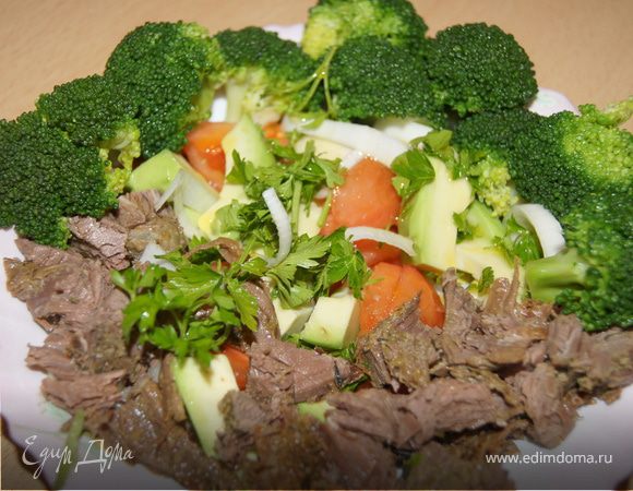 Салат из запеченной говядины с овощами