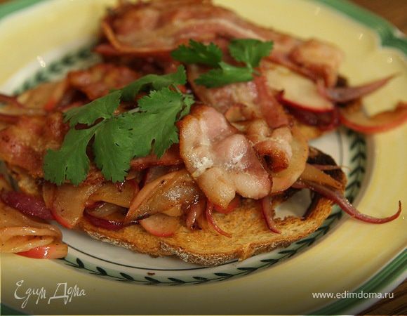 Тосты с беконом, карамелизированными яблоками и луком