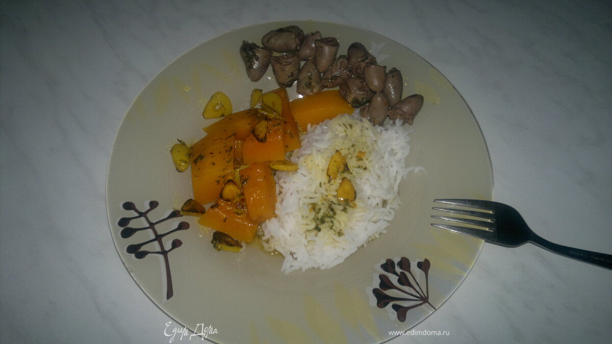 Куриные сердечки в белом винном уксусе и белый рис с острой чесночной тыквой