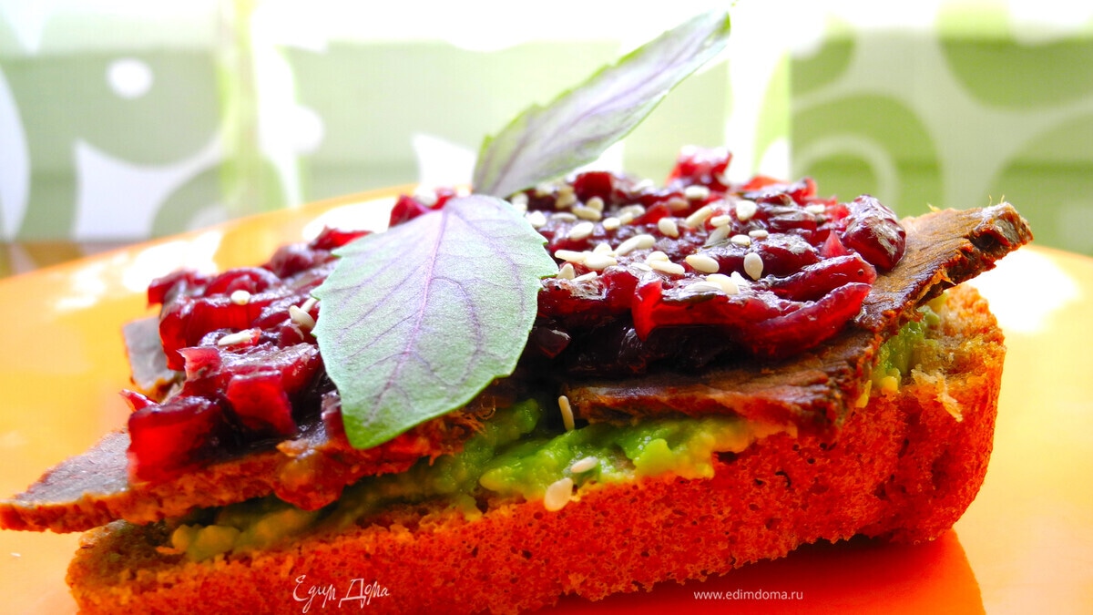 "Из простецкого. Бутерброды с авокадо, запеченной говядиной и луковым мармеладом