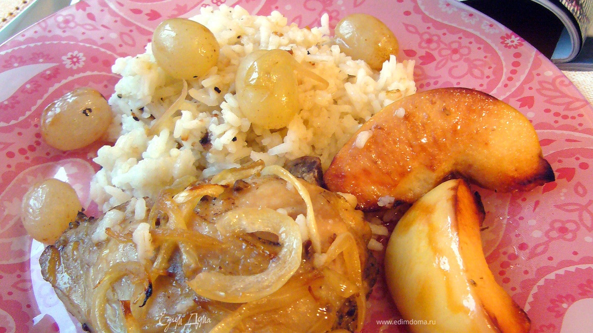 Пряные куриные бёдрышки с айвой и виноградом