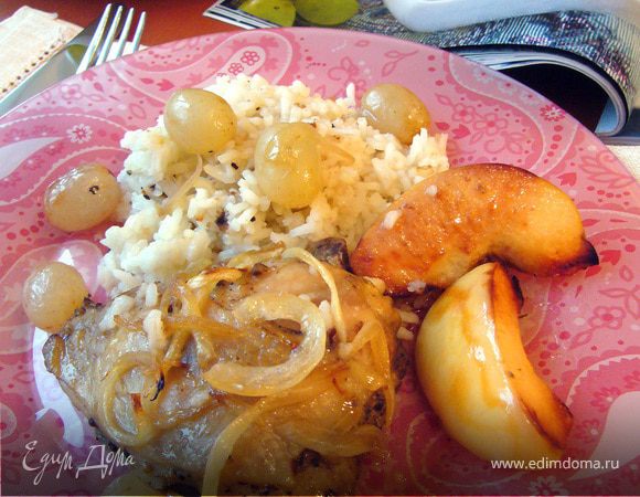 Пряные куриные бёдрышки с айвой и виноградом Пряные куриные бёдрышки с айвой и виноградом
