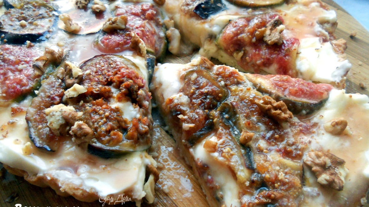 Тарт с маскарпоне, инжиром и медовым соусом