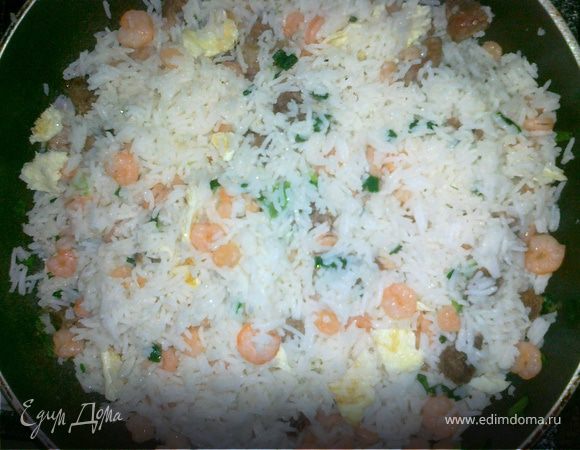 Жареный рис со свининой и креветками