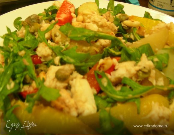 Салат с рыбой, овощами, кедровыми орешками и руколой