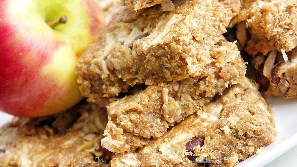 Овсяные батончики с фундуком и яблоками