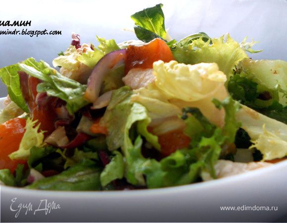 Салат с куриным филе и хурмой