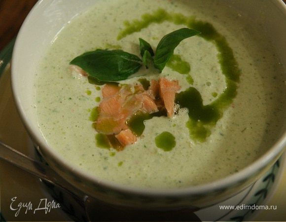 Холодный суп из огурцов с семгой и базиликом