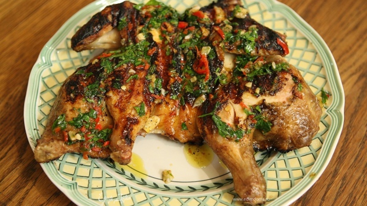 Цыпленок на гриле с острым соусом из чили, чеснока и петрушки