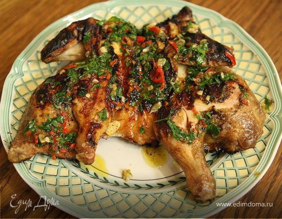 Цыпленок на гриле с острым соусом из чили, чеснока и петрушки Цыпленок на гриле с острым соусом из чили, чеснока и петрушки