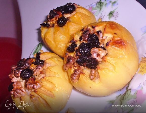 Айва печёная с орехами и изюмом