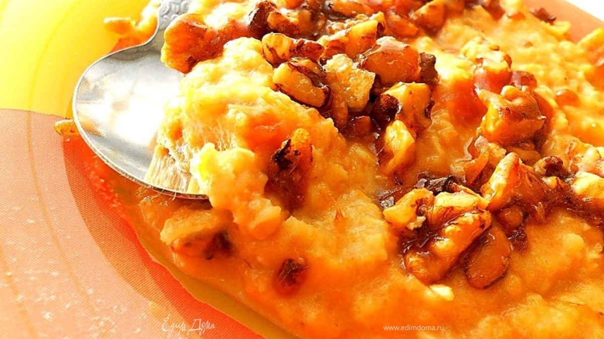 Овсяная каша с яблоком и карамельными орешками