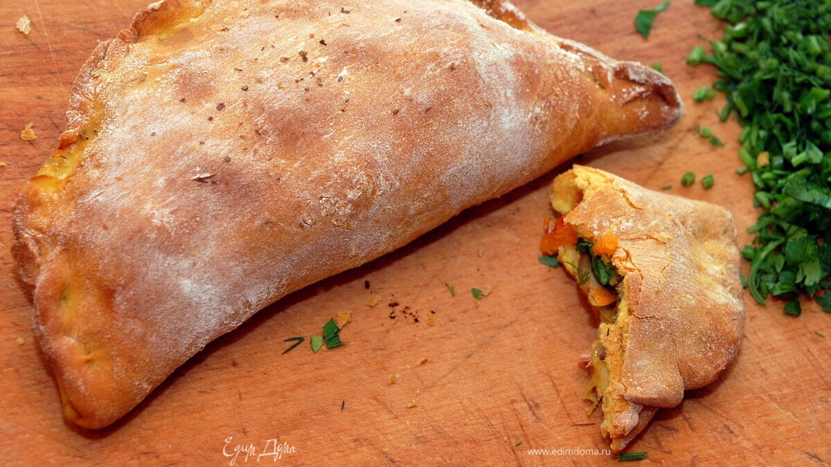 Сalzone (кальцоне) с грибами, помидорами и сыром