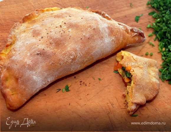 Сalzone (кальцоне) с грибами, помидорами и сыром