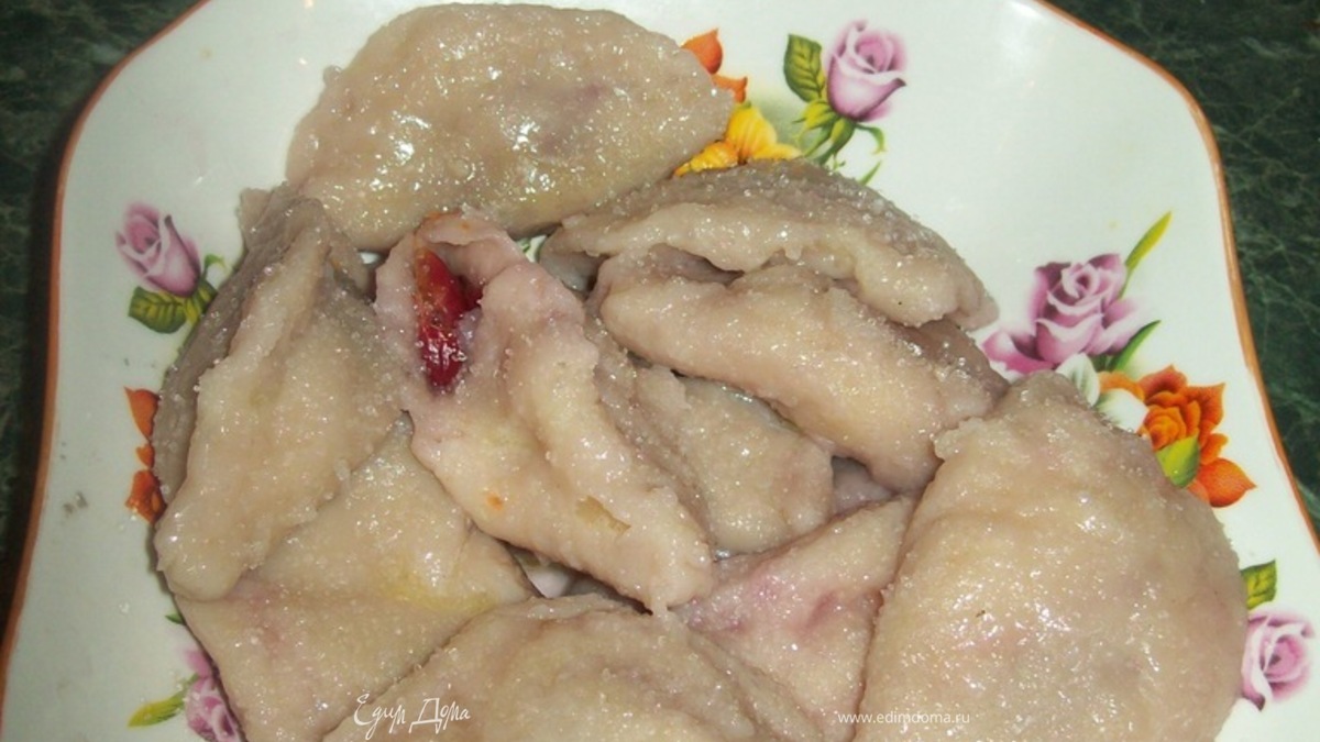 Первые вареники с творогом и вишенками:)