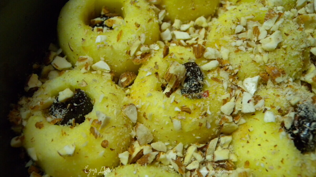 Яблочный пирог с миндалем и финиками (со злаковыми хлопьями)