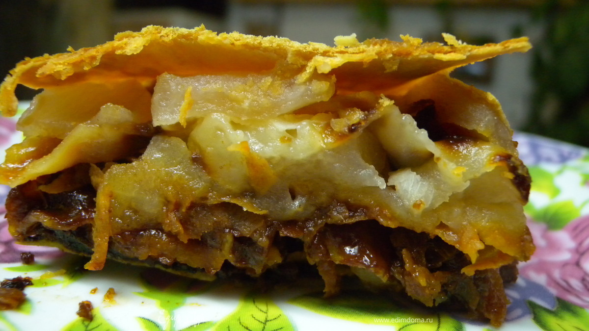 Пирог с яблоками, сельдереем и сушеной грушей