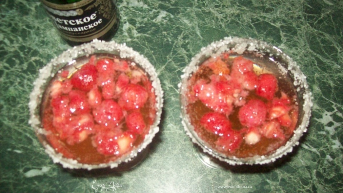 Шампанское с мартини  и клубникой