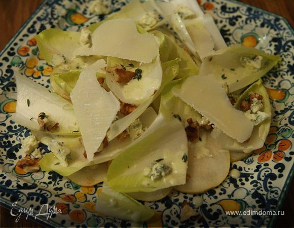 Салат из груши и цикория с заправкой из голубого сыра Салат из груши и цикория с заправкой из голубого сыра